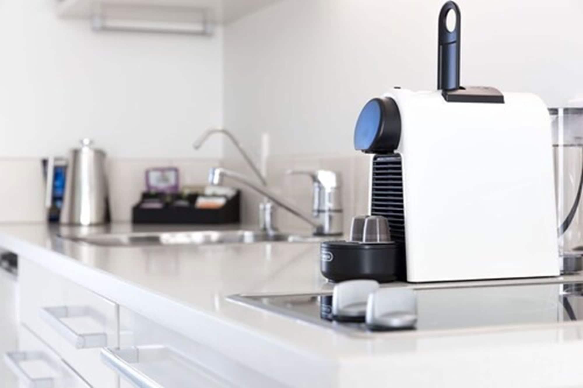 Palazzo Motor Lodge Нелсън Екстериор снимка A Nespresso Inissia machine