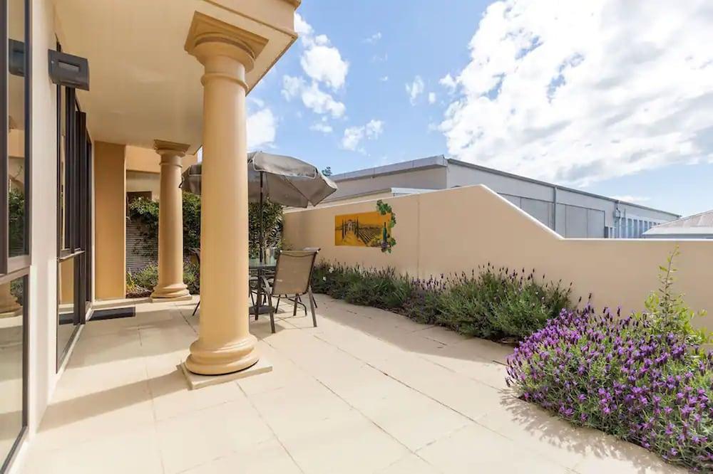 Palazzo Motor Lodge Нелсън Екстериор снимка The courtyard of the house