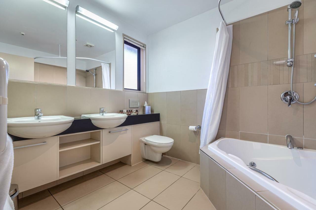 Palazzo Motor Lodge Нелсън Екстериор снимка A bathroom in a hotel